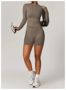 Détail de l'ensemble de fitness côtelé taupe avec veste zippée et short taille haute