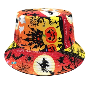 Détail d'un chapeau bob Halloween avec imprimés citrouilles et texte Happy Halloween