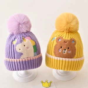 Süße Baby-Strickmützen mit großen Pompons in lila und gelb mit Tiermotiven