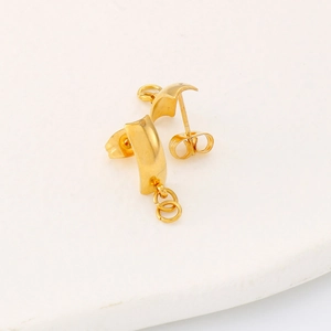 Détail de clous d'oreilles courbés dorés avec petits anneaux pour projets de bijoux DIY