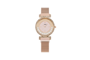 Détail de la montre en maille or rose avec lunette en cristal et cadran rose soleil