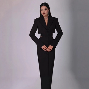 Détail de la taille ajourée et du revers de cette robe blazer noire à manches longues
