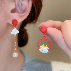 Boucles d'oreilles dragon asymétriques en acrylique avec perles blanches pour femmes