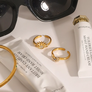Set di anelli sole e luna in acciaio inossidabile placcato oro 18k con zirconi