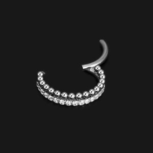 Detailansicht Piercingring aus Edelstahl mit Zirkonsteinen und kleinen Metallperlen