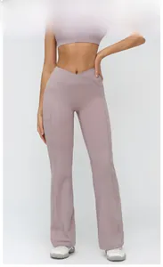 Détail du pantalon de yoga évasé pour femme avec taille haute croisée en V de couleur lilas