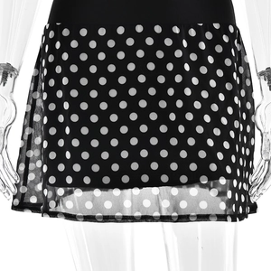 Détail de la robe en mousseline à pois avec tissu transparent double couche et doublure