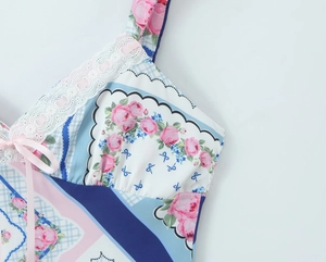 Détail macro du tissu en satin fleuri avec dentelle et nœud rose décoratif