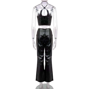 Rückansicht des schwarzen PU-Leder-Sets mit Neckholder-Crop-Top und ausgestellter Hose