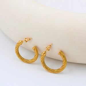 Retro 18K vergoldete gedrehte Creolen für Damen in einem minimalistischen Stil