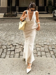 Elegante abito lungo bianco con scollo a V profondo e senza maniche in stile streetwear