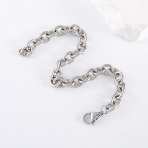 Collana a catena spessa argentata con maglie rotonde e chiusura a moschettone su bianco