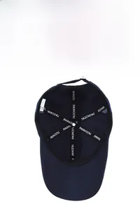 Detail of the inner mesh structure and breathable adjustable strap of the navy baseball cap