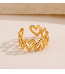Vue détaillée d'une bague cœur ajourée plaquée or 18K avec un design ouvert ajustable