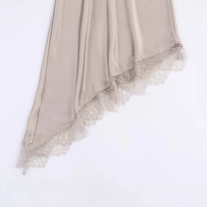 Abito sottoveste in raso champagne con pizzo e dettaglio dell'orlo asimmetrico