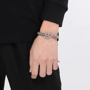 Bracelet en acier titane argenté avec fermoir OT en cœur porté au poignet pour tous