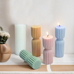 Gedetailleerd overzicht van kleurrijke gedraaide geurkaarsen set voor huisdecoratie.