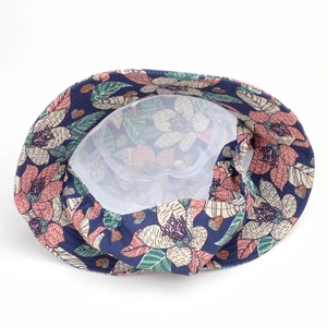 Dettaglio del cappello da sole con fodera in rete bianca traspirante e motivo floreale