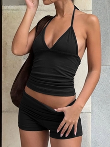 Ensemble de yoga noir pour femme avec haut dos nu et short pour le sport en plein air