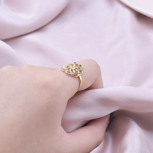 Bague élégante à motif de pétales de fleurs évidés en acier inoxydable 304 et titane doré