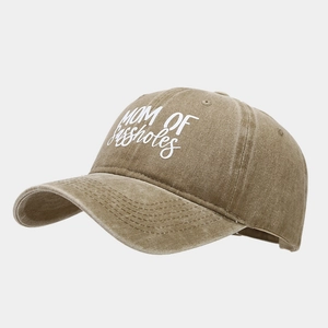 Detaillierte Nahaufnahme der Retro-Basecap aus Baumwolle mit MOM OF sassholes Stickerei