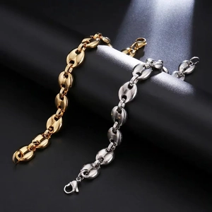 Polierte goldene und silberne Kaffeebohnen-Armbänder mit Karabinerverschluss auf Ständer