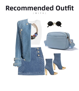 Borsa a tracolla in pelle PU celeste con motivo litchi abbinata a un outfit denim
