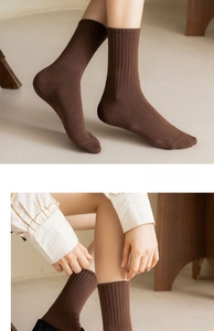 Vue détaillée des chaussettes en coton côtelé marron avec maille verticale pour l'automne