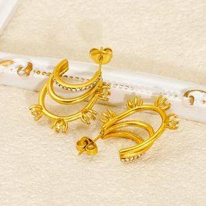 Détail de boucles d'oreilles double arc plaquées or 18 carats avec zircons scintillants