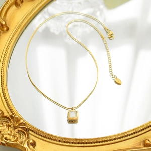 Collier en titane plaqué or 18k avec pendentif nacre blanche sur miroir doré
