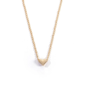 Collier avec pendentif cœur torsadé doré au design minimaliste sur fond blanc pur