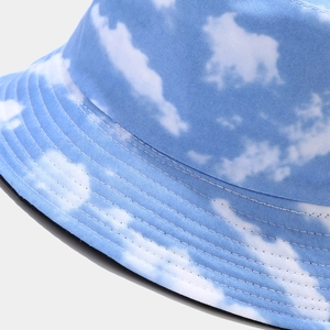Cappello da pescatore con motivo cielo blu e bianco con tesa rinforzata per il sole