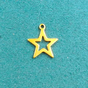 Detailansicht goldener Sternanhänger mit 1,5cm Größenangabe auf blauem Grund