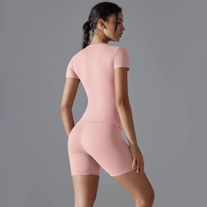 Ensemble de yoga rose ajusté avec t-shirt respirant et short de sport taille haute