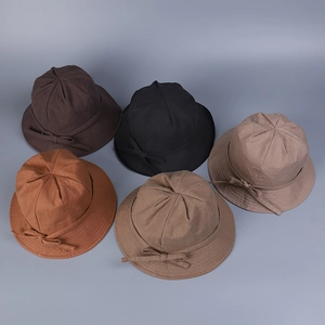 Detailansicht von fünf bunten Leinen-Sonnenhüten mit eleganten Schleifen in Fächerform