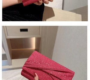 Détail de la pochette de soirée rouge à paillettes avec rabat plissé et texture brillante