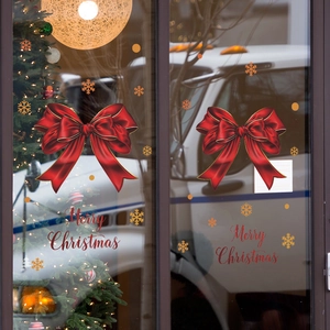 Vue détaillée d'autocollants de Noël avec nœuds et flocons sur une porte vitrée