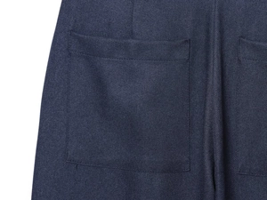 Détail du tissu en sergé bleu marine de la veste et coutures de qualité sur la poche