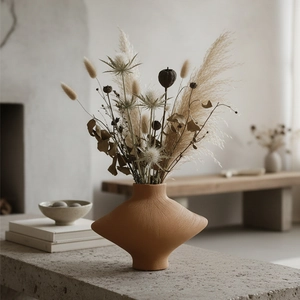 Vase géométrique en céramique terracotta avec texture brossée et fleurs séchées