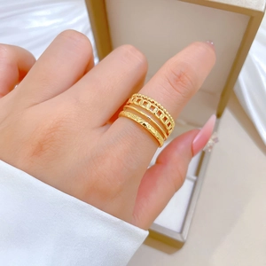Minimalistisches Goldring-Set mit vier verstellbaren Ringen an einer Modelhand