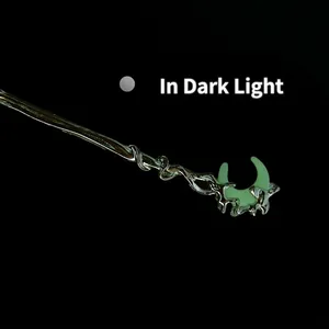 Épingle à cheveux lune lumineuse avec design fluide argenté brillant dans le noir