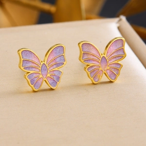 Dettaglio macro di orecchini a farfalla placcati oro con smalto sfumato rosa e viola