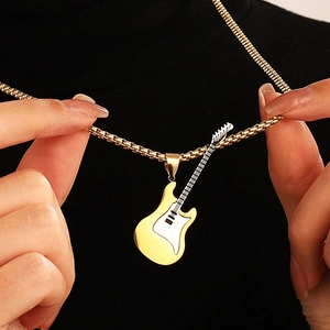 Set di Collana e Orecchini con Pendente a Forma di Chitarra Elettrica Creativa in Lega di Acciaio Inossidabile Gioielli Punk Rock per Uomo Donna
