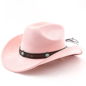 Détail d'un chapeau de cowboy rose avec bande en cuir turquoise et franges
