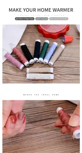 Dettaglio macro di un set di fili da cucito multicolore con aghi e ditale metallico