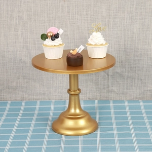 Soporte redondo elegante para tarta en metal dorado con pilar central y base firme