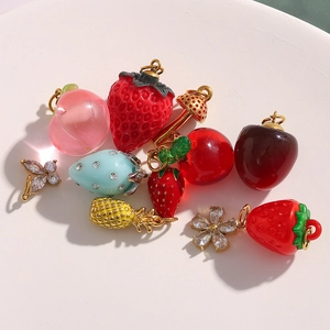 Assortiment de breloques en plaqué or 18K avec motifs de fruits, fleurs et papillons