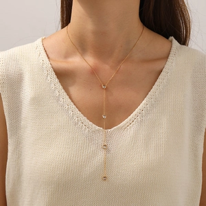 Collier en Y minimaliste en acier inoxydable doré avec pendentif cœur sur mannequin