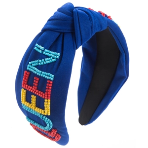 Détail d'un serre-tête bleu roi avec broderie de perles QUEEN colorées faite à la main