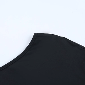 Detailansicht der Nähte und des Stoffes eines schwarzen One-Shoulder-Langarmkleides